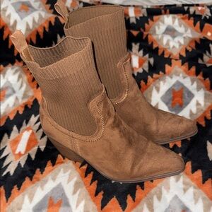 Universal Thread Tan Heeled Boots